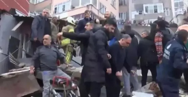 Fatih'te 2 Bina Çöktü! Sokak Savaş Alanına Döndü